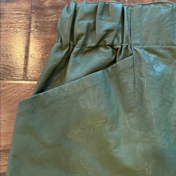 Zara Olive Green Vegan Leather Mini Skirt - Picture 2 of 5